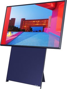 Samsung The Sero QE43LS05T-tv, skærm med klare blå og røde farver, på en blåmarinefarvet fod, set lidt fra siden forfra