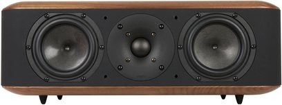 Cassa centrale Chario Aviator Balbo in legno di noce scuro con frontale nero opaco, vista frontale, cabinet dai bordi arrotondati dotato di due altoparlanti mid-woofer che incorniciano un tweeter a cupola centrale, poggiata su quattro piedini conici neri