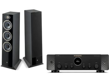 Sorte gulvhøjttalere med sort Marantz-forstærker, set forfra og i trekvart vinkel, synlige højttalerenheder og aftageligt frontstof