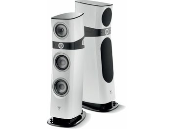 Altavoz de columna Focal Sopra N°2 blanco carrara, vista oblicua, 3 altavoces circulares, base negra, panel lateral negro