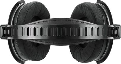 Černé drátové hi-fi sluchátko Audio Technica ATH-R70xa z kovu s perforovaným obloukem a tlustými sametovými polstrováními, pohled shora