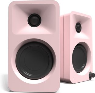 Set aus zwei Kanto ORA Smart-Lautsprechern, rechteckige Gehäuse in mattem Rosa aus glattem Material, runder schwarzer Woofer und eingelassener Hochtöner in trichterförmigem Horn, Ansicht von vorne und im Dreiviertelprofil