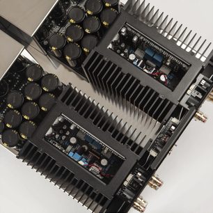 Wzmacniacz mocy Electrocompaniet AW800M, widok z góry, otwarte pokrywy odsłaniające obwody drukowane i komponenty elektroniczne