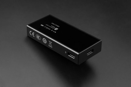 Bloc de alimentare USB-C negru, dreptunghiular, cu două porturi, cu sigle de conformitate pe lateral