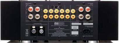 Musical Fidelity M6si500 integreret stereo hi-fi-forstærker set bagfra med RCA- og XLR-stik, højttalerudgange og strømstik
