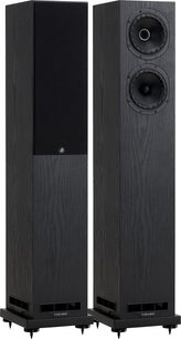 Dva sloupové reproduktory Fyne Audio F55E v černé barvě s dřevěným efektem, jeden s mřížkou, druhý se dvěma měniči, přední bassreflexové nátrubky