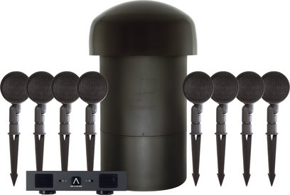 Sada venkovních reproduktorů Sonance SGS 8.1, 8 satelitních reproduktorů na kolících a válcový subwoofer, plast a kov v olivově šedé barvě