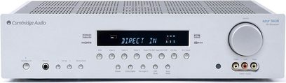 Cambridge Audio 340R hjemmebiografsforstærker, forsiden har sølvfarvet front, sorte knapper og stik, blåt display, set forfra
