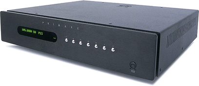Primare T22 tuner i sort, front med grøn LCD-skærm, 6 knapper, justeringshjul og hovedtelefonstik, set forfra