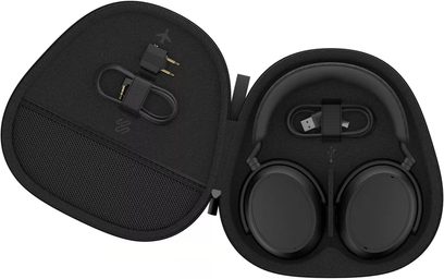 Lukket circumaural sort hovedtelefon, set forfra og fra siden, med 3,5 mm jackstik og hård sort transportetui