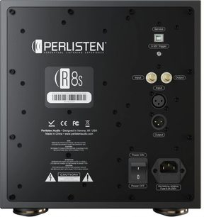 Achterkant van de Perlisten R8s subwoofer in zwart satijn, metalen paneel met RCA, XLR, IEC-aansluiting en schakelaar