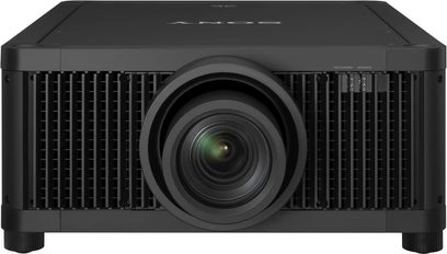 Černý projektor Sony Professional VPL-GTZ380/1, pohled zepředu, s velkým objektivem uprostřed a větracími mřížkami