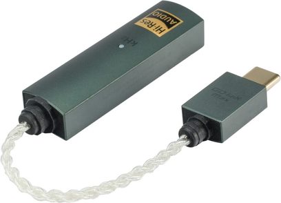 Bærbar lydkonverter iFi Audio GO link Max, set fra en vinkel, rektangulært grønt kabinet, flettet kabel, forgyldt USB-stik