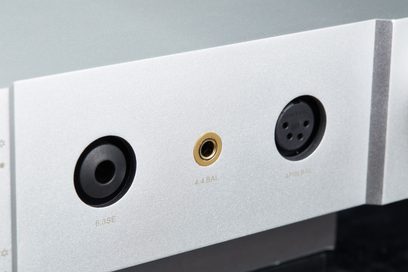 Primo piano frontale sulla facciata in alluminio argento del preamplificatore per cuffie Cayin IHA-8, con prese cuffie jack 6,3 mm nera, 4,4 mm bilanciata dorata e XLR 4 poli nera