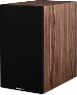 Diffusore da scaffale Paradigm Premier 120B v2 noce, vista a tre quarti con griglia nera e finitura in legno venato
