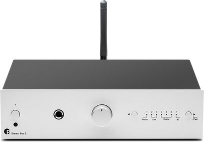 Integrovaný hi-fi stereo zosilňovač Pro-Ject Stereo Box E strieborný, pohľad spredu, obdĺžnikové puzdro, centrálny kruhový ovládač, konektory a vertikálna anténa