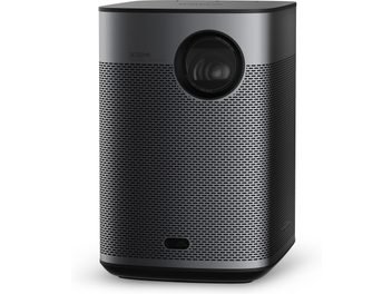 Videoproiector XGIMI Halo+ Gen 2, vedere frontală, carcasă dreptunghiulară, grilaj perforat, lentilă circulară în stânga