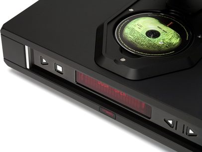 Rega Isis sort CD-afspiller, tæt forfra, grøn display, lukket plade med CD
