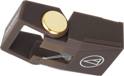 Audio Technica VM750SH vinylpickup, set nedefra i nærbillede, mørkebrunt kabinet, gylden diamant, sølvfarvet nål