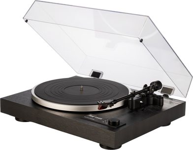 Svart hi-fi vinylspelare Dual CS 418 med mörkt trächassi, svart tallrik med silverfärgad metallkant, rak svart tonarm med röd pickup, uppfällt transparent plastlock, trekvarts vy framifrån