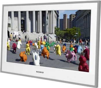 Sony KDL-26E4020 TV viser en farverig flok af tegneseriefigurer i en moderne by