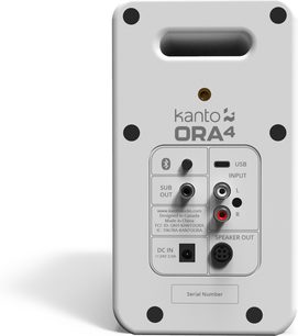 Kanto ORA4 smarte Lautsprecherbox in mattem Weiß, rechteckiges Kunststoffgehäuse von hinten gesehen mit eingelassenem Tragegriff oben, zentrales Logo, Anschlussfeld (USB-C, Stereo-RCA, Sub Out, Speaker Out, Stromversorgung) und runde schwarze Standfüße an den vier Ecken