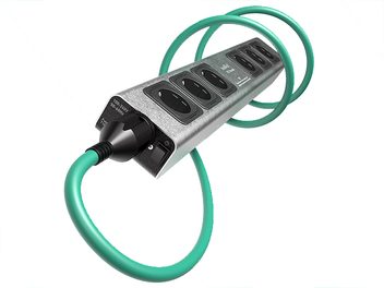 Multipresa V5 Polaris, 6 prese, cavo verde, involucro grigio, vista prospettica, angolo di visuale leggermente dal basso