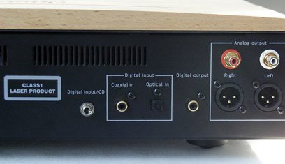 Bagside af en Consonance Reference CD 2.2 MKII CD-afspiller i lyst træ, digital og analog tilslutning