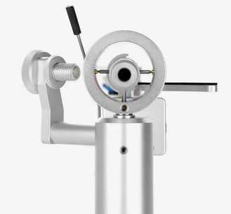 Hi-fi pladespiller ClearAudio Pack Concept Edition sølv, set forfra, tonearm med kontravægt og justeringsmekanisme