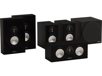 Fekete, selymes fényű, fából készült Monitor Audio Bronze 50 5.1 hangrendszer hat darab hangszóróból álló összeállítása háromnegyedes nézetben, amely két lapos, két polcos hangszóróból, egy duplás mélyhangszórós, vízszintes középső hangszóróból és egy köb alakú szubwooferből áll, mindet világosszürke mélyhangszórók és aranyozott magashangszórók díszítik