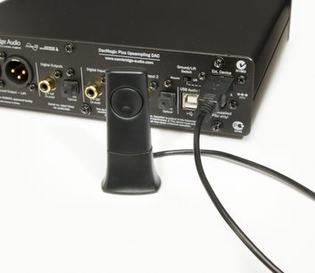 Trasmettitore Bluetooth Cambridge Audio BT100 nero, primo piano della parte frontale con connettore e controlli