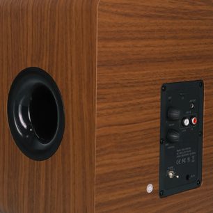 Enova HIFI Vela Sub 8A subwoofer, delvis bagudvendt visning, sort cirkulær port til venstre, sort kontrolpanel til højre