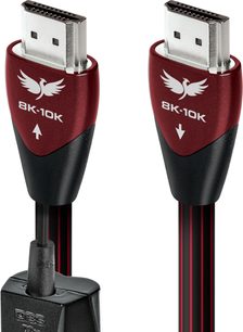 Enderne af et AudioQuest Firebird HDMI-kabel, røde stik i sorte huse på hvid baggrund