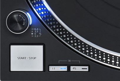 Nærbillede af kontrolpanelet på en sort Technics SL-1210GREGK pladespiller med knapper, digitalt display og blåt stroboskop