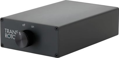 Transrotor Phono Studio fekete, sötét alumínium előfokozó, kompakt téglalap alakú házzal, háromnegyed elől jobbról nézve, középen fekete forgógombos homloklappal, zöld LED-del és négy sarokcsavval