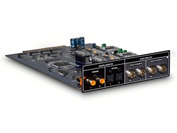 Carte d’extension NAD MDC AM17 в синьо-шистово PCB с черен метален панел, гледна от ъгъл, оборудвана с сини кондензатори, видими интегрални схеми и панел с цифрови коаксиални, оптични и RCA сребърни конектори