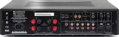 Czarny, stereofoniczny wzmacniacz hi-fi Cambridge Audio CXA80, widok z przodu, złącza z tyłu, przyciski i gniazda z przodu