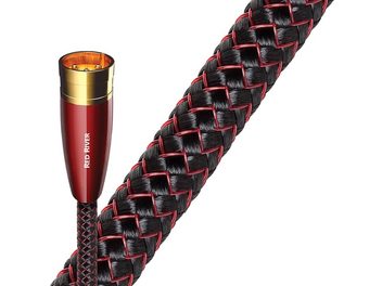 Cabo de áudio analógico XLR Audioquest Red River, com malha trançada vermelha e preta, conector XLR dourado, vista aproximada