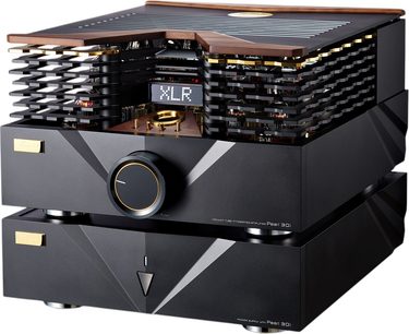 Integrovaný stereo hi-fi zesilovač Cayin Pearl 30I v matné černé hliníkové barvě s dvojitým skládaným pouzdrem, zlatě lemovaným kruhovým ovladačem hlasitosti, centrálním LED displejem „XLR“, lamelovými bočními mřížkami odhalujícími trubice, horním dřevěným víkem s drážkami, pohled zepředu ze tří čtvrtin