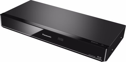 Panasonic DMR-BWT850EC sort Blu-ray-optager, set forfra i let skråt perspektiv, blå digital skærm viser "20:00"