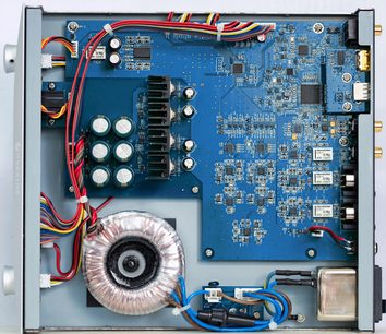 Nuprime DAC-9X sort audio-DAC-konverter, indvendigt syn af elektroniske komponenter printkort blå toroidtransformer kabler