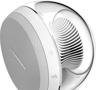 Głośnik Harman Kardon NOVA 2.0 w kolorze białym, widok z przodu, sferyczny kształt z zakrzywioną maskownicą, błyszcząca biała wykończenie