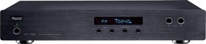 Stereo tuner Magnat MT 420 černý, pohled zepředu, červený LED displej "FM 702.40", čelní panel z broušeného hliníku, tlačítka a konektory