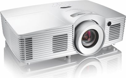 Optoma HD39Darbee hvid videoprojektor, trekvartersvisning forfra, linse forskudt mod højre, siddeventilationsgitre