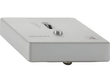 Préampli phono ClearAudio Nano Phono V2 argent, vue de dessus en perspective, boîtier rectangulaire argenté, boutons et connecteurs