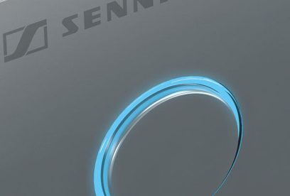 Wzmacniacz słuchawkowy Sennheiser HDVD 800 w metalicznej szarej obudowie, częściowy widok z przodu jasnoniebieskiego, szczotkowanego aluminiowego pokrętła głośności