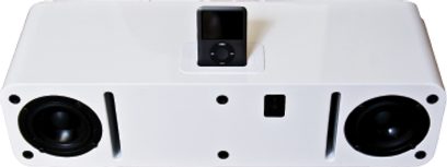 Stanice Kanto SYD 4 v bílé barvě, pohled zepředu, se dvěma černými reproduktory, centrálním dockem pro iPod a LCD displejem
