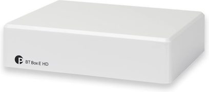 Trådløs sender BT Box E HD, hvid rektangulær boks, afrundede hjørner, sort logo og tekst på fronten, set i perspektiv