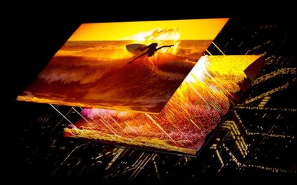 Černá plochá obrazovka s povrchem ze skla, výbušný perspektivní pohled ukazující horní panel zobrazující oranžového surfaře a spodní vrstvu pixelů červeno-žluté barvy na tmavém tištěném spoji