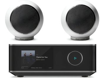 Fehér Elipson Planet L hangsugárzó-pár fekete képernyős audioerősítővel, elölnézetben